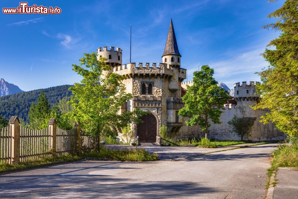 Immagine Il Castello di Seefeld in Tirolo fotografato in estate