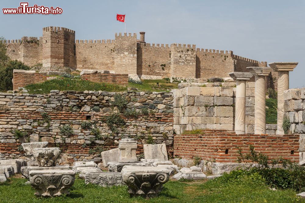 Immagine Il castello di Selcuk, Turchia. I resti di questa fortezza parzialmente restaurata risalgono all'epoca bizantina e ottomana.