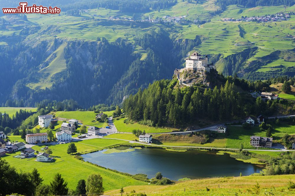 Immagine Il castello di Tarasp a Scuol, Svizzera. Costruito nel Medioevo su commissione di Ulrico I° di Tarasp, è realizzato in stile romanico dalle fondamenta alle torri. Sulla facciata rivolta verso la cittadina sono affrescati degli stemmi araldici.