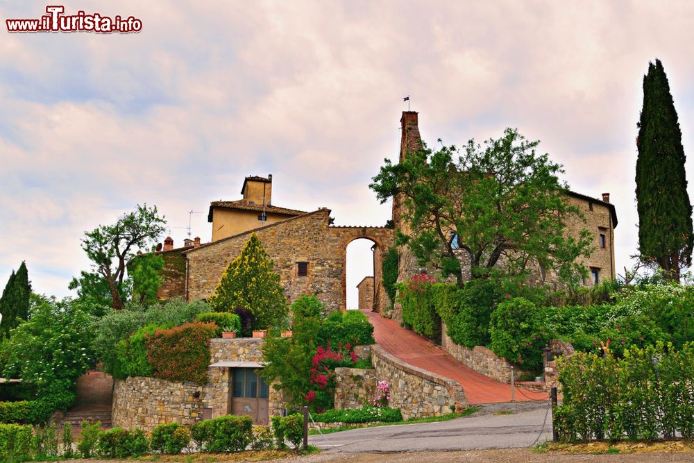 Immagine Il castello di Tignano nei pressi di Barberino Val d'Elsa, provincia di Firenze, Toscana. Le sue origini risalirebbero all'anno Mille.