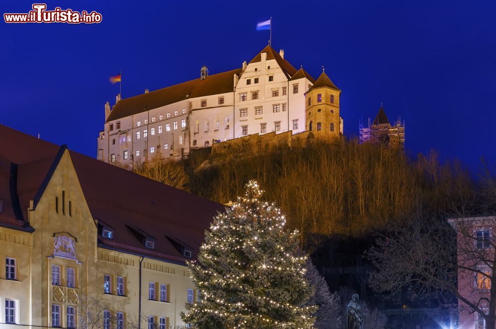 Immagine Il castello di Trausnitz by night a Landshut, Germania. Fra i personaggi famosi che si fermarono in questa dimora vi fu anche l'imperatore Federico II°.