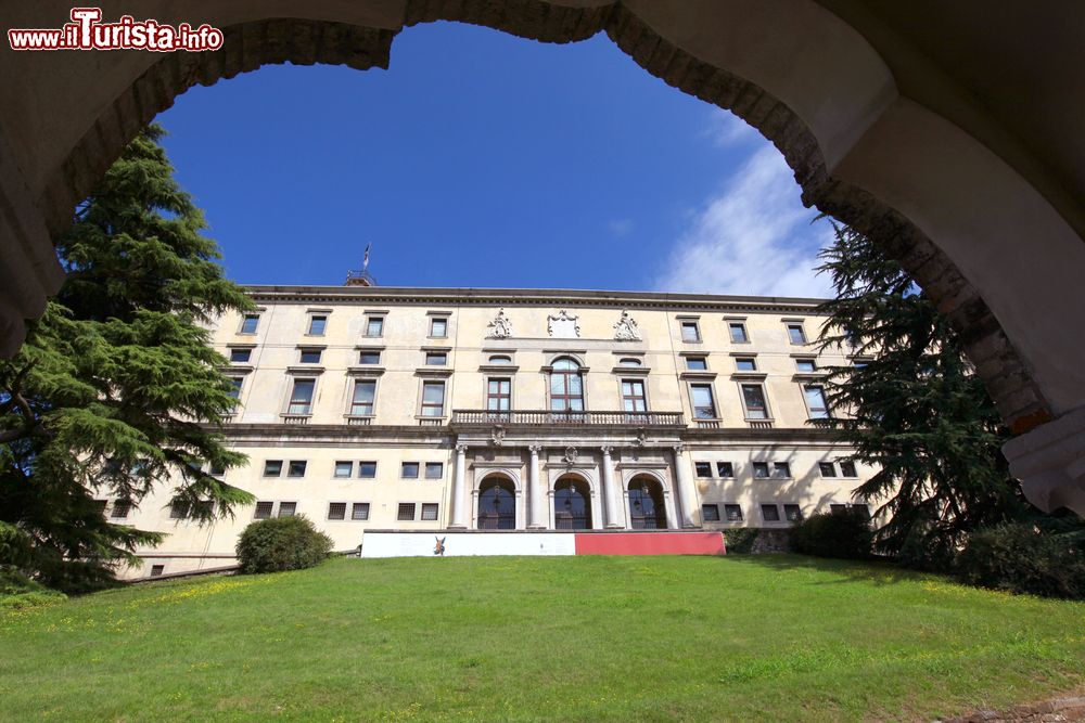 Immagine Il castello di Udine visto dagli archi della Loggia del Lippomano, Friuli Venezia Giulia. Situato in cima a un colle a 138 metri di altezza sul livello del mare, il castello di Udine è uno dei principali monumenti storici della città. E' sede dei musei civici che comprendono fra l'altro una pinacoteca, il museo del Risorgimento, la Galleria dei disegni e delle stampe e il Museo friulano della fotografia.