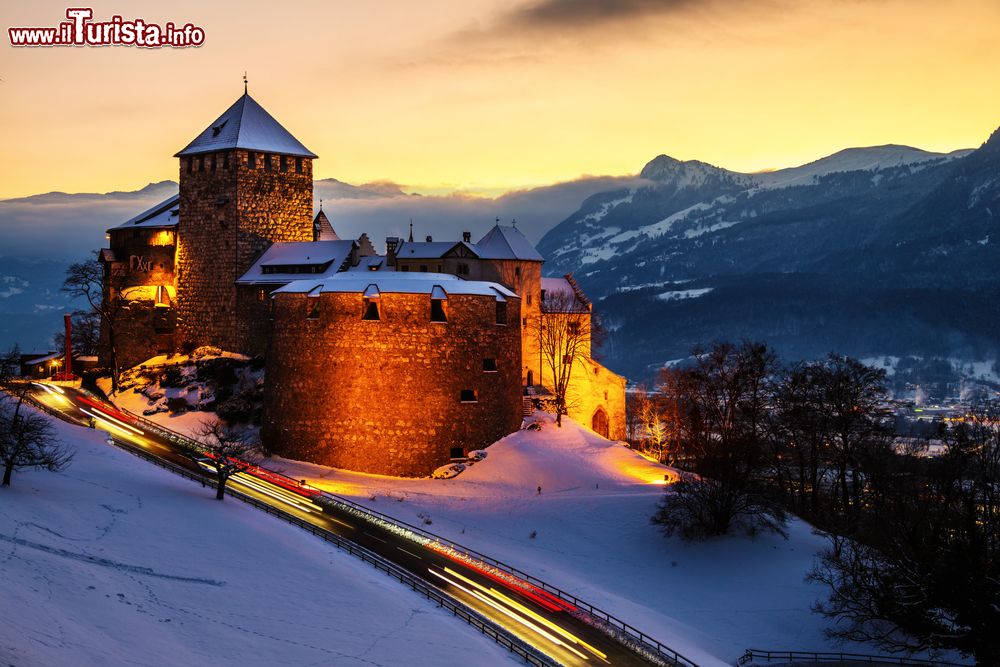 Il castello di Vaduz illuminato di notte, Liechtenstein. ... | Foto Vaduz