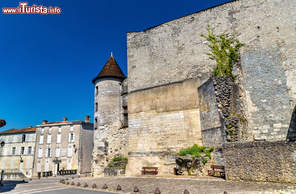 Immagine Il castello di Valois a Cognac, Francia, ricostruito più volte nel corso dei secoli.