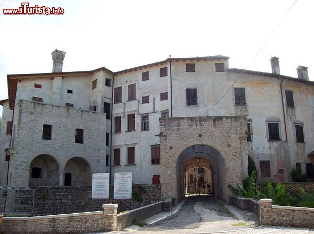 Immagine Il Castello di Valvasone, borgo del Friuli Venezia Giulia - © Sebi1, CC BY-SA 3.0, Wikipedia