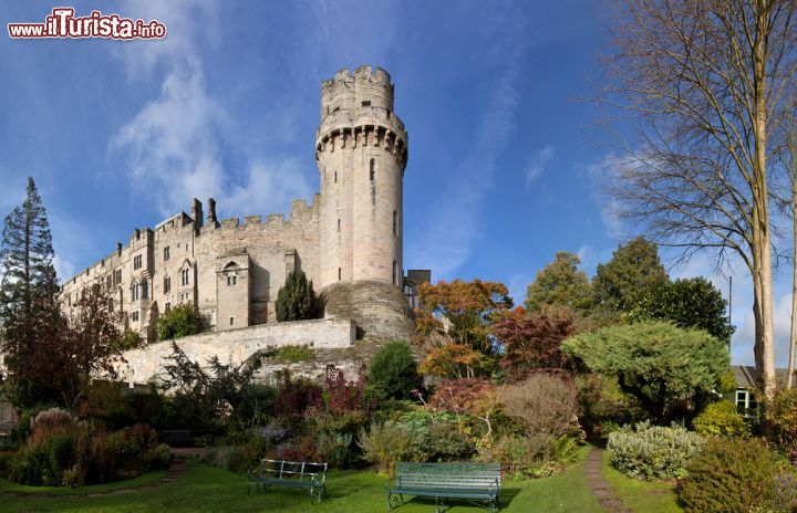 Immagine Il Castello di Warwick in Inghilterra - Una bella immagine dei giardini che circondano il Warwick Castle. Ogni anno la fortezza diventa suggestivo scenario per un ricco programma di eventi organizzati per il pubblico © Gail Johnson / Shutterstock.com