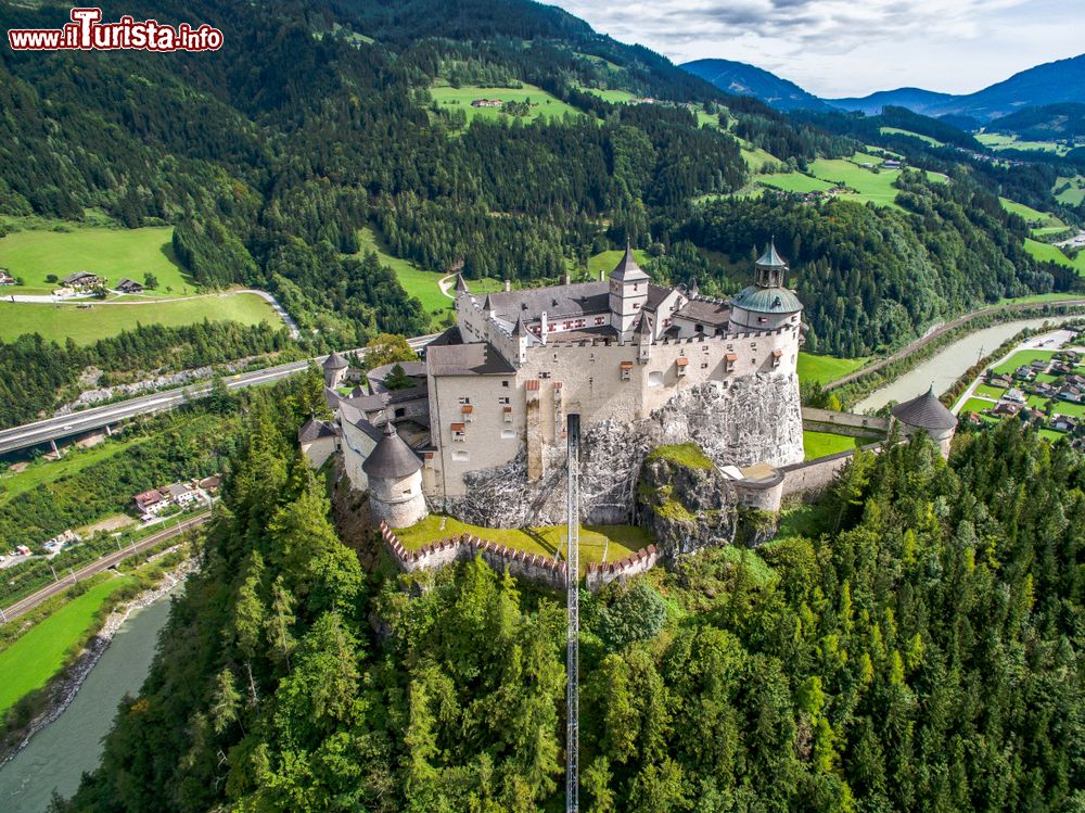 Immagine Il castello di Werfen con dettagli architettonici, Austria. Sorge sulle montagne, 40 km a sud di Salisburgo.