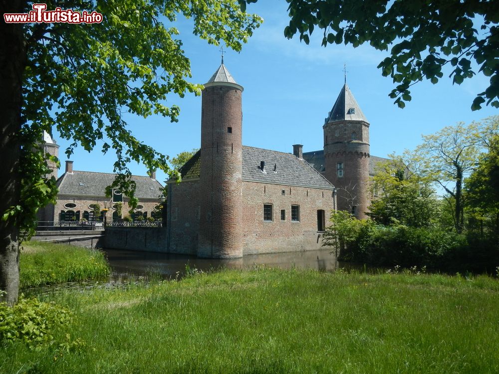 Immagine Il castello di Westhove nella provincia di Zeeland, Paesi Bassi. Questa fortificazione è stata nominata per la prima volta nel 1277 anche se l'esatta data di costruzione non si conosce.