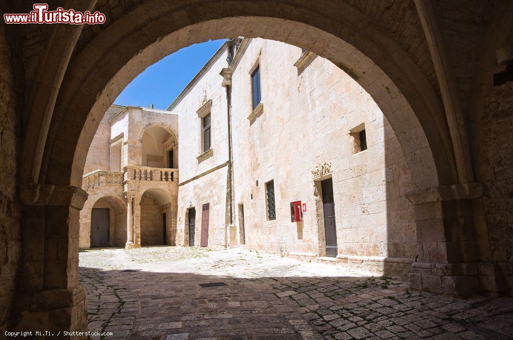 Immagine Il castello ducale di Ceglie Messapica visto da un arco in pietra (Puglia) - © Mi.Ti. / Shutterstock.com