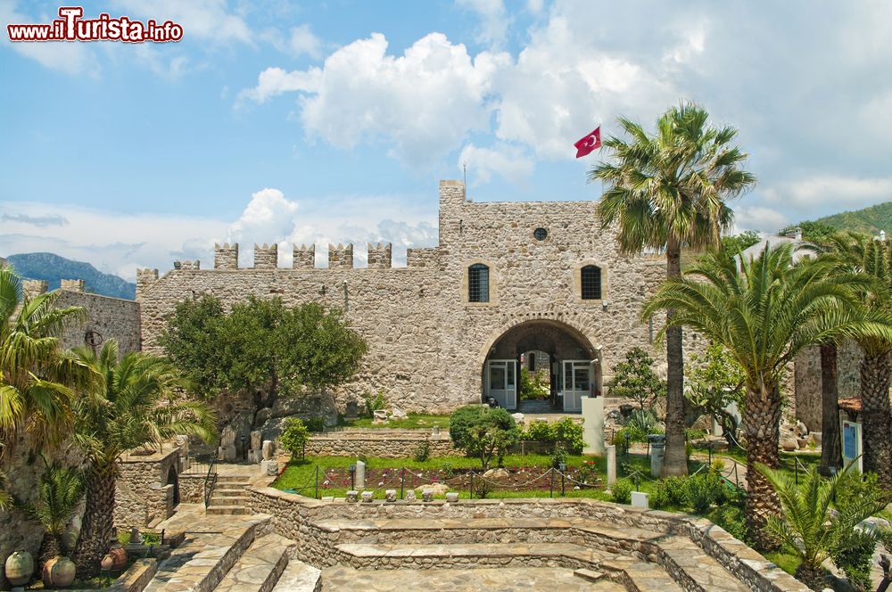 Immagine Il castello e il museo di Marmaris, Turchia. E' realizzata in pietra la fortificazione difensiva ospitata nel cuore della città turca.