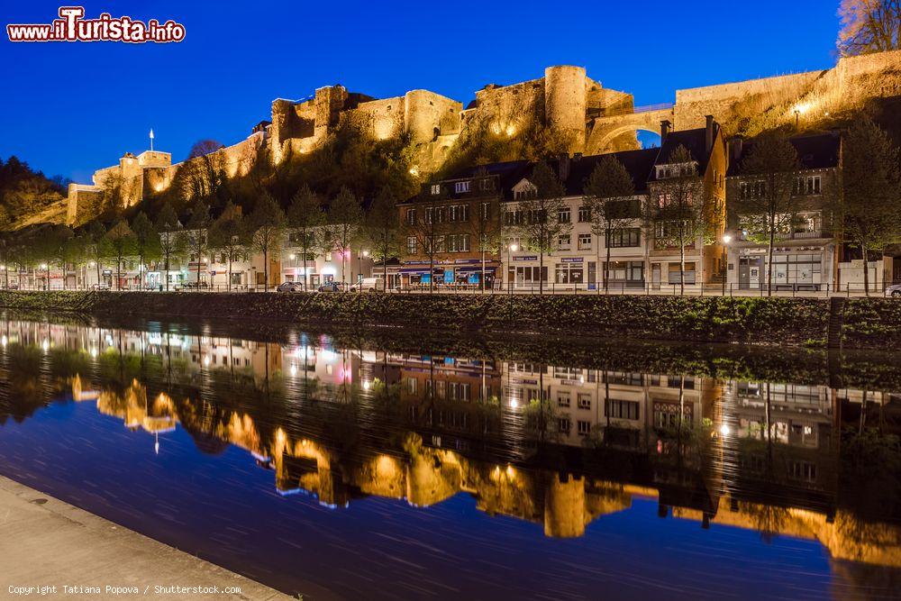 Immagine Il castello e il villaggio di Bouillon riflessi nelle acque del fiume Semois (Belgio) di notte - © Tatiana Popova / Shutterstock.com