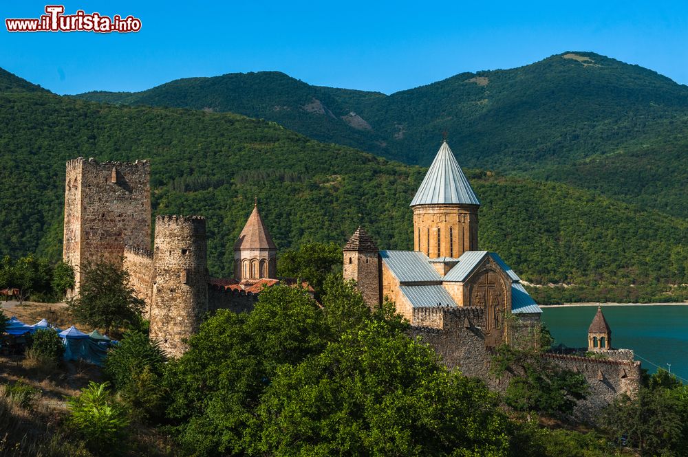 Immagine Il Castello e la Chiesa di Ananuri sul fiume Aragvi in Georgia.