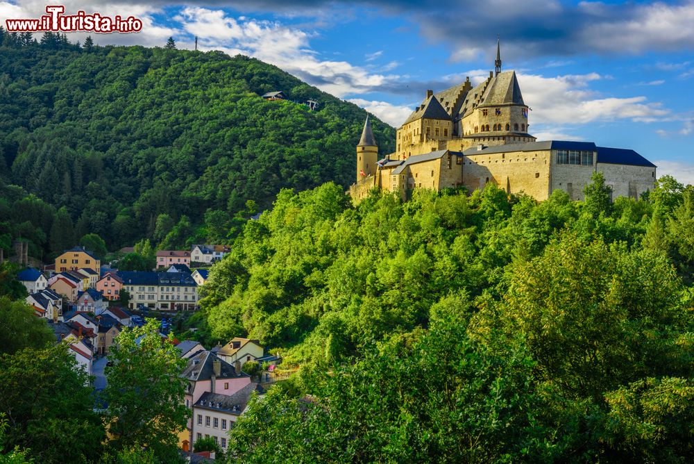 Immagine Il castello e la città di Vianden, Lussemburgo. La principale attrattiva del paese è l'antico maniero divenuto un importante museo in cui sono ospitate testimonianze storiche e dei collegamenti con dinastie regnanti europee sino all'epoca medievale.