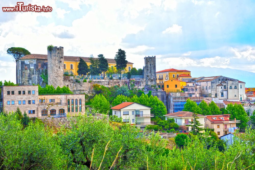 Immagine Il castello e la skyline di Eboli, borgo della provincia di Salerno in Campania