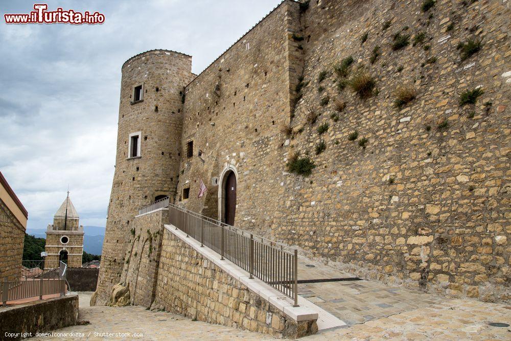 Immagine Il Castello Grimaldi di Monteverde, borgo della provincia di Avellino in Campania - © domeniconardozza / Shutterstock.com