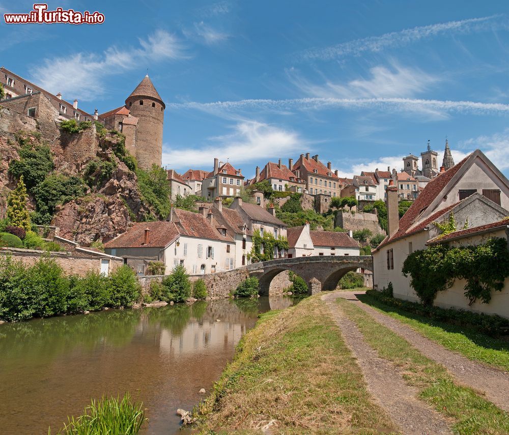 Immagine Il Castello, il fiume e il ponte nel cuore di Semur-en-Auxois in Francia