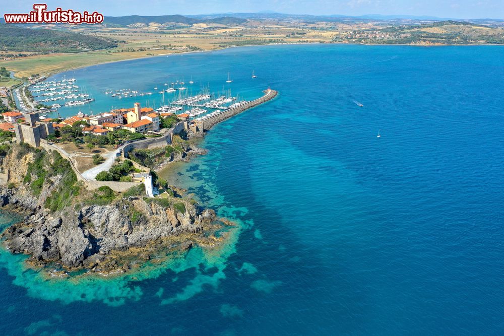 Immagine Il Castello, il promontorio e il porto di Talamone da dove transitò la spedizione dei 1000 guidata da Garibaldi