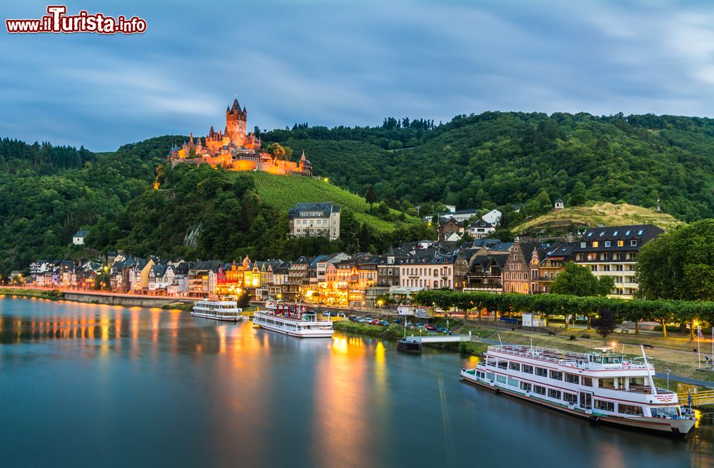 Immagine Il castello imperiale (Reichsburg) domina la cittadina di Cochem, località sulla riva della Mosella in Germania.