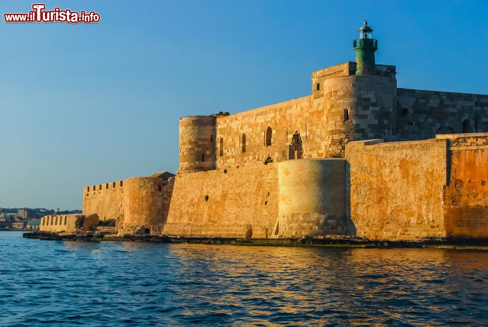 Immagine Il castello Maniace con il faro nella città di Siracusa, Sicilia. E' uno dei più suggestivi monumenti di epoca sveva della città oltre che fra i più noti castelli federiciani.