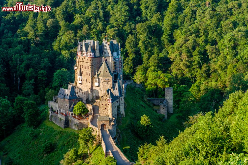 Immagine Il castello medievale di Eltz nella regione della Renania-Palatinato, Germania. Considerato uno dei più belli castelli di tutta la Germania, sorge sulle colline sovrastanti la Mosella tra Coblenza e Treviri.