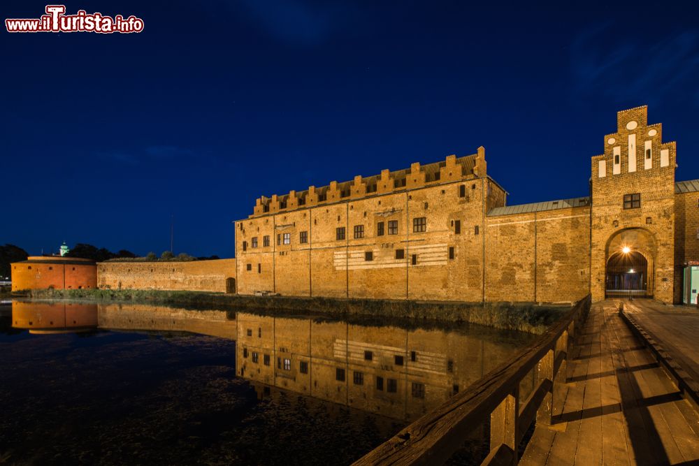 Immagine Il castello medievale di Malmo, Svezia, by night. Le sue spesse mura custodiscono i principali musei della città svedese.
