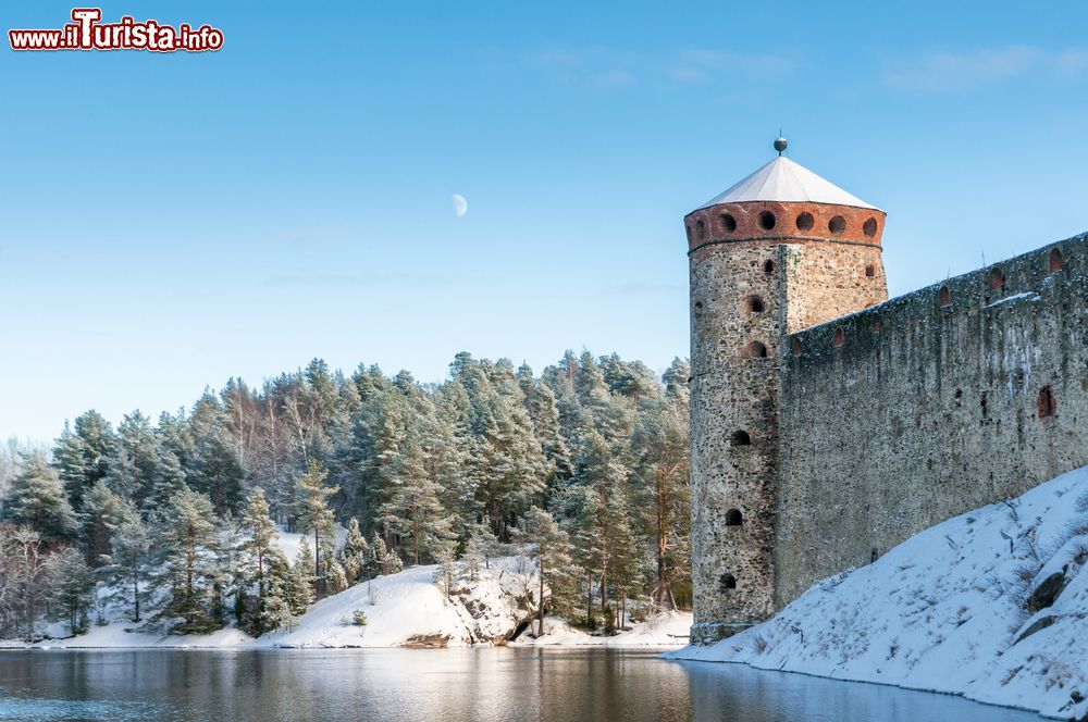 Immagine Il castello medievale di Olavinlinna (Olofsborg) con la neve, Finlandia. Risalente al XV° secolo, è tra i meglio conservati di tutta l'Europa settenttrionale.