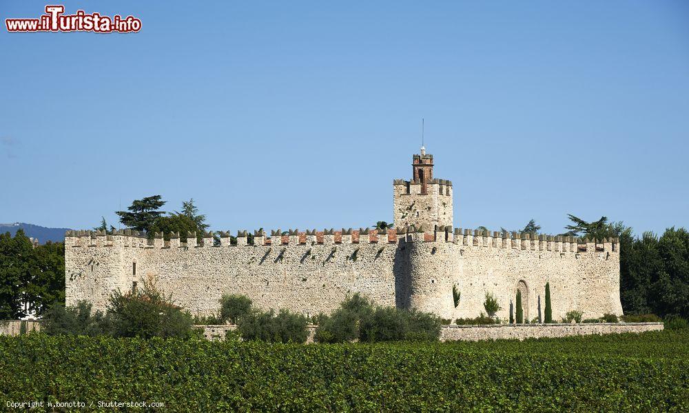 Immagine Il castello medievale di Passirano tra i vignei di Franciacorta in Lombardia - © m.bonotto / Shutterstock.com