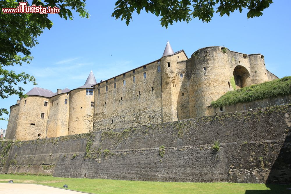Immagine Il castello medievale di Sedan, dipartimento delle Ardenne, Francia. Oggi, oltre ad essere un'attrazione turistica, questo maniero ospita l'ufficio del turismo e un albergo.