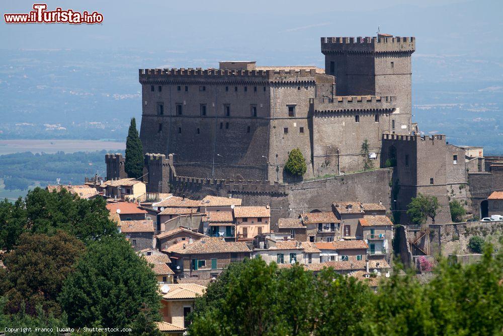 Immagine Il castello medievale di Soriano nel Cimino, Italia. Costruita a partire dal XIII° secolo, questa massiccia fortezza è stata ampliata e modificata nel corso dei secoli arrivando ai giorni nostri in buono stato di conservazione. Il castello Orsini, questo il nome della costruzione che sorge in cima al colle, domina il centro storico - © franco lucato / Shutterstock.com