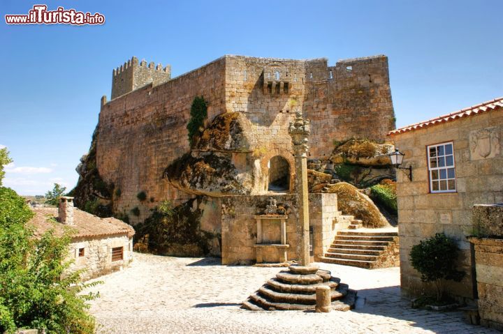 Immagine Il castello medievale di Sortelha, Portogallo - Di questa imponente costruzione di epoca medievale è giunta sino ai giorni nostri la fortezza con le fortificazioni e le troniere per proteggere l'ingresso al cortile in cui si innalza la torre de Menagem, il mastio © Vector99 / Shutterstock.com