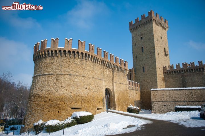 Immagine Il Castello medievale di Vigoleno, fotografato in inverno dopo una nevicata - © samshut / Shutterstock.com
