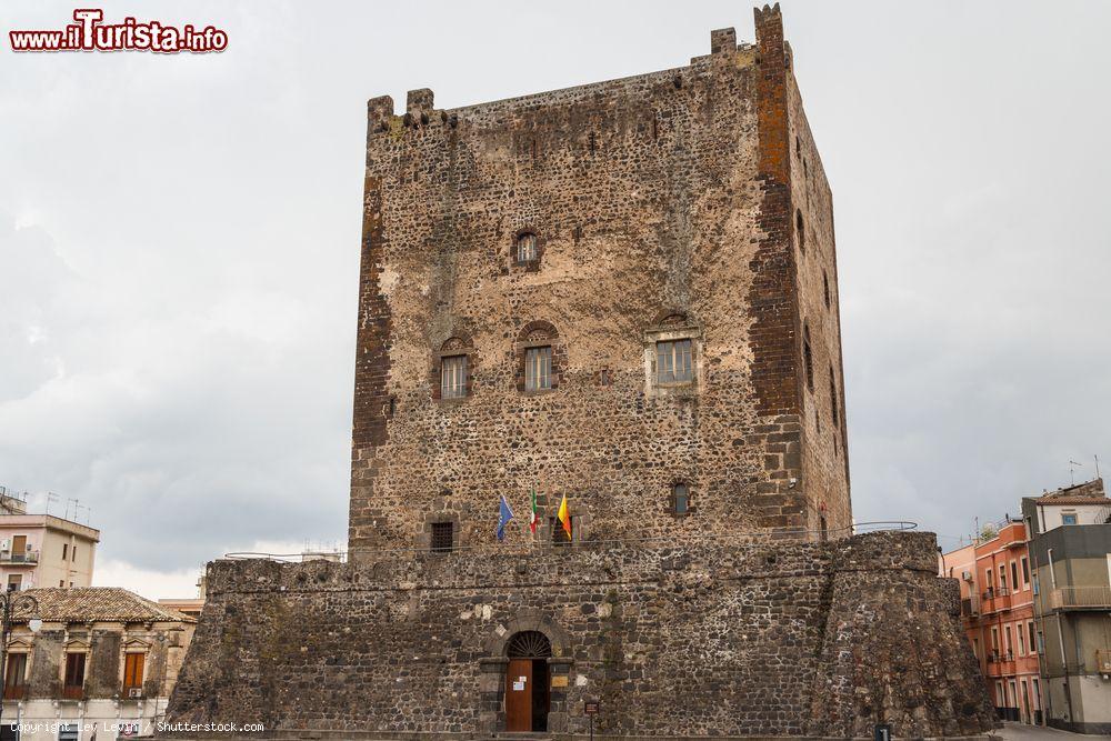 Immagine Il castello medievale normanno nel centro di Adrano, Sicilia. Uno dei simboli della città etnea, il castello è una torre fatta erigere sotto il conte Ruggero I° di Sicilia nell'XI° secolo - © Lev Levin / Shutterstock.com