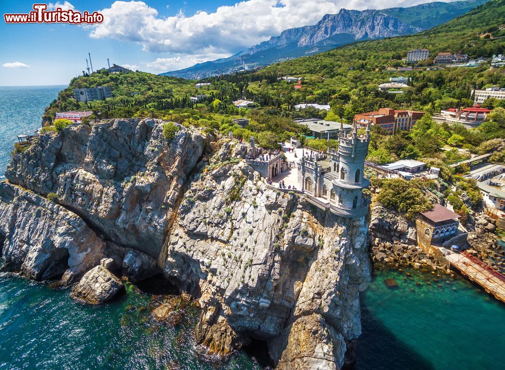 Immagine Il castello Nido di Rondine visto dall'alto, Jalta, Crimea. Sorge sulle rocce affacciate sul Mar Nero. L'interno, decorato con stucchi e pannelli di legno, lascia a bocca aperta.