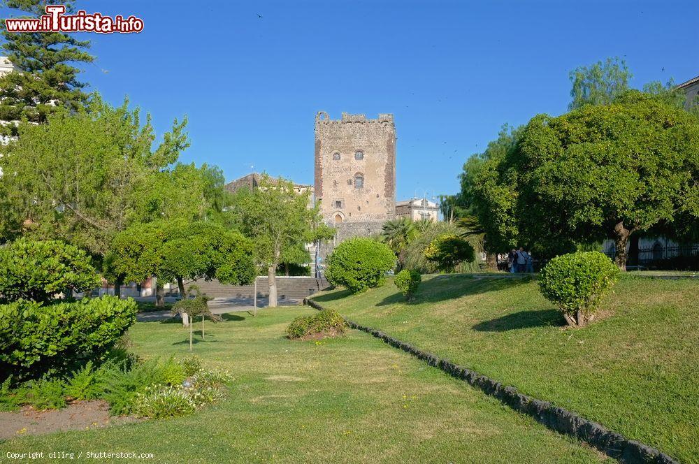 Immagine Il Castello Normano e il parco pubblico di Adrano in Sicilia, siamo in provincia di Catania - © ollirg / Shutterstock.com