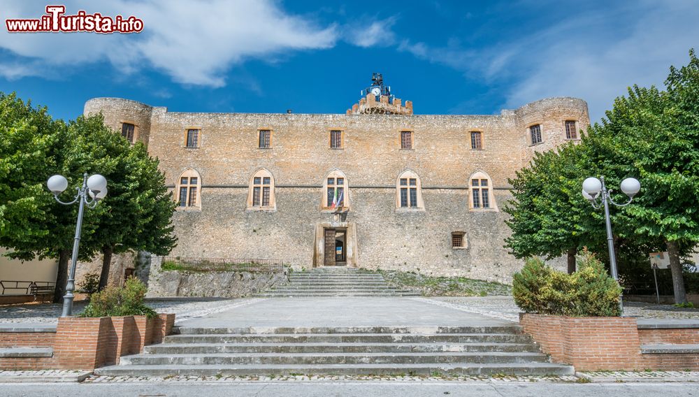 Immagine Il Castello Piccolomini a Capestrano in provincia de L'Aquila in Abruzzo