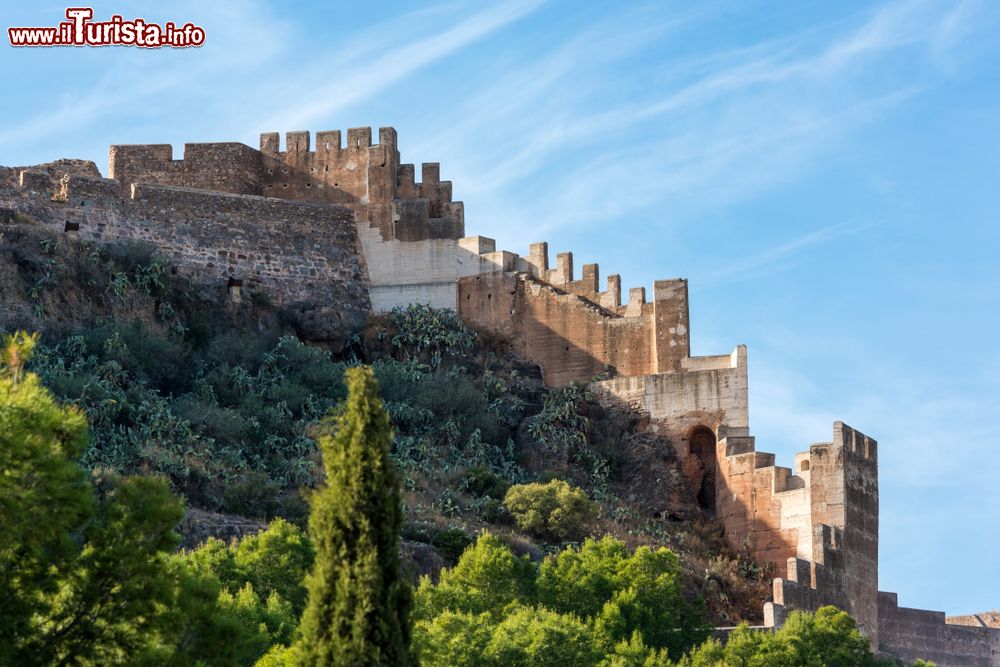 Immagine Il castello romano di Sagunto visto dal basso, Spagna. Le sue origini sono sicuramente di epoca romana ma il susseguirsi di vari popoli conquistatori in questa terra ne hanno cambiato più volte l'aspetto.