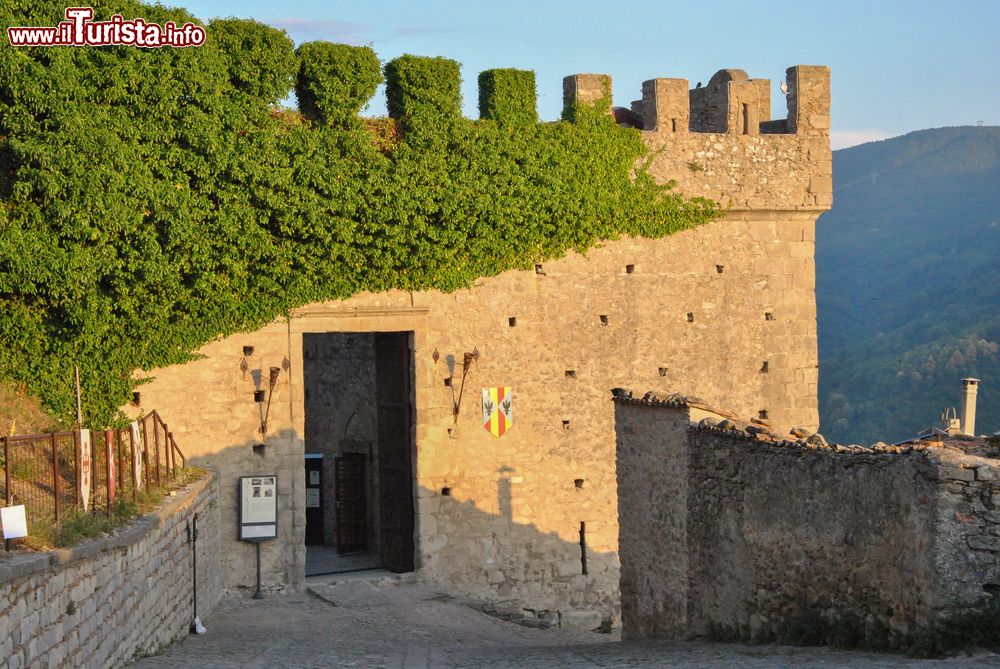 Immagine Il Castello Svevo-Normanno di Montalbano Elicona in Sicilia