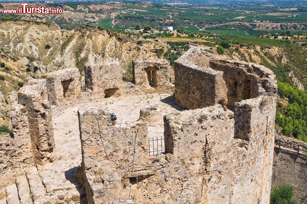 Immagine Il castello svevo di Rocca Imperiale (Cosenza, Calabria) domina il borgo e la pianura circostante.