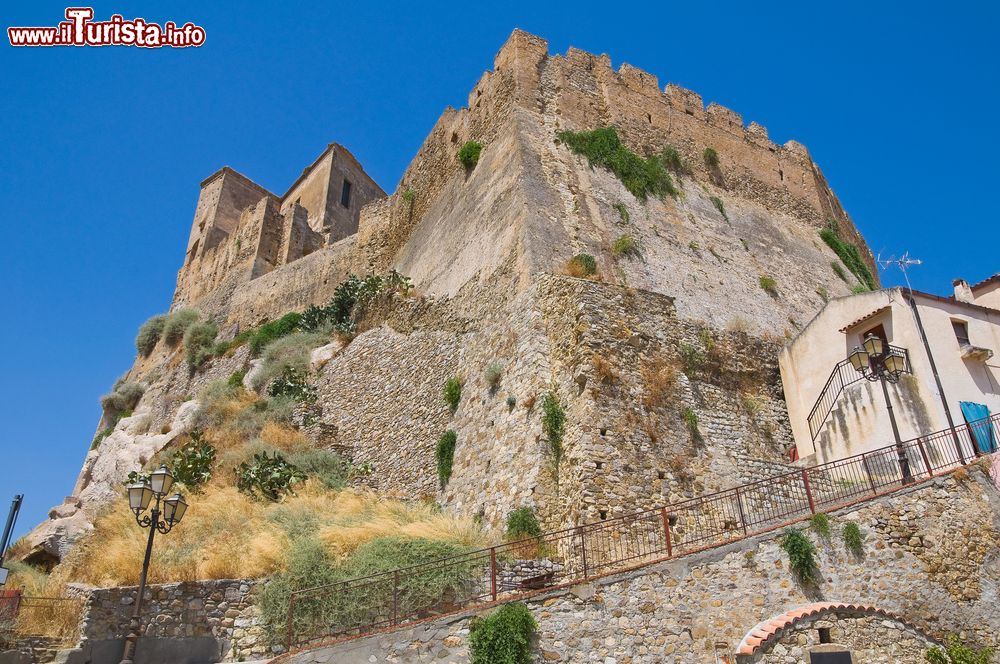 Immagine Il castello svevo di Rocca Imperiale (Calabria) sovrasta il centro urbano con la sua massiccia presenza.