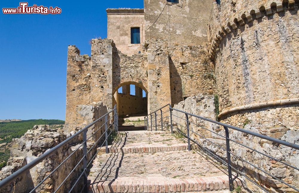 Immagine Il castello svevo è il simbolo del borgo di Rocca Imperiale, paesino in provincia di Cosenza famoso per la produzione di limoni.