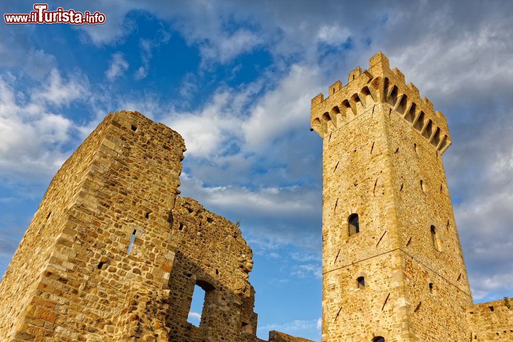 Immagine Il Castello Vescovile a Castelnuovo Magra in Lunigiana, Liguria orientale