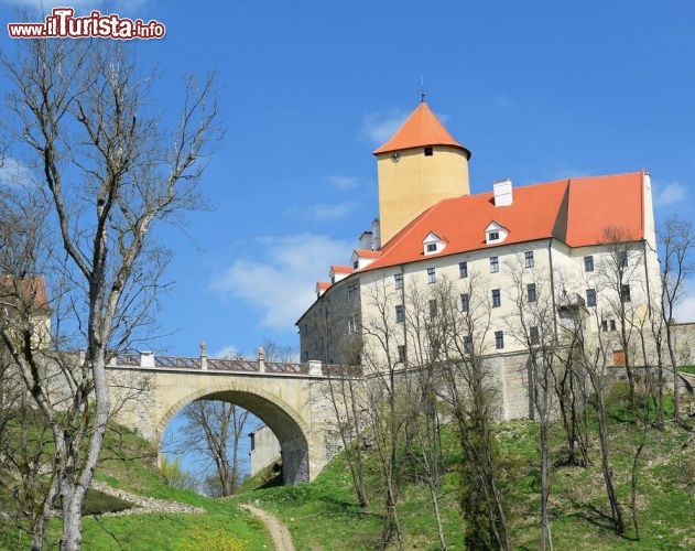 Immagine Il castello Veveri a Brno, Repubblica Ceca. Situato 12 km a nord-ovest della città di Brno, questo castello ducale e reale della Moravia venne commissionato da Vladislao III° Enrico di Boemia. Iniziato nel 1210, venne ultimato nel 1255 - © 271084694 / Shutterstock.com