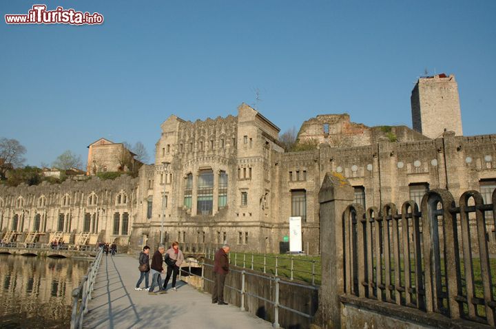 Immagine Le forme in stile liberty della Centrale Idroelettrica Taccani, a Trezzo sull'Adda - il progetto e la realizzazione della Centrale Idroelettrica Taccani furono affidata a Gaetano Moretti, architetto e docente al Politecnico di Milano. Lo stile prescelto da Moretti fu un chiaro omaggio all'eleganza dello stile liberty, con l'aggiunta di alcune forme che ricordano invece l'architettura medievale.