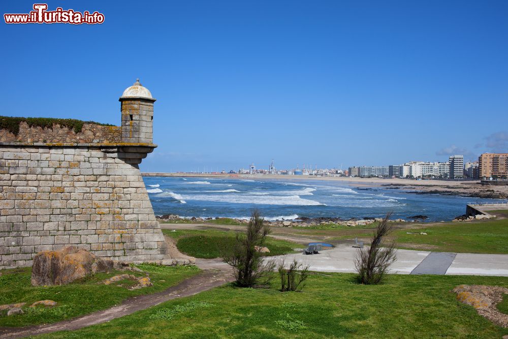 Immagine Il Castelo do Queijoa e sullo sfonfo Matosinhos in Portogallo, regione do Norte
