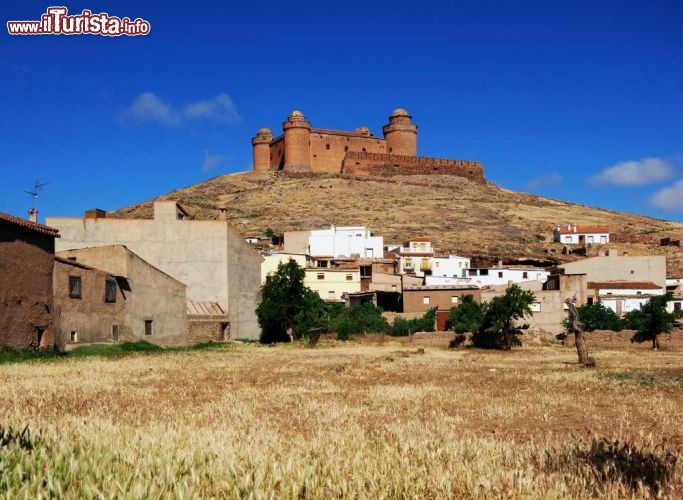 Immagine Il  Castillo domina il villaggio di La Calahorra in Andalusia, Spagna