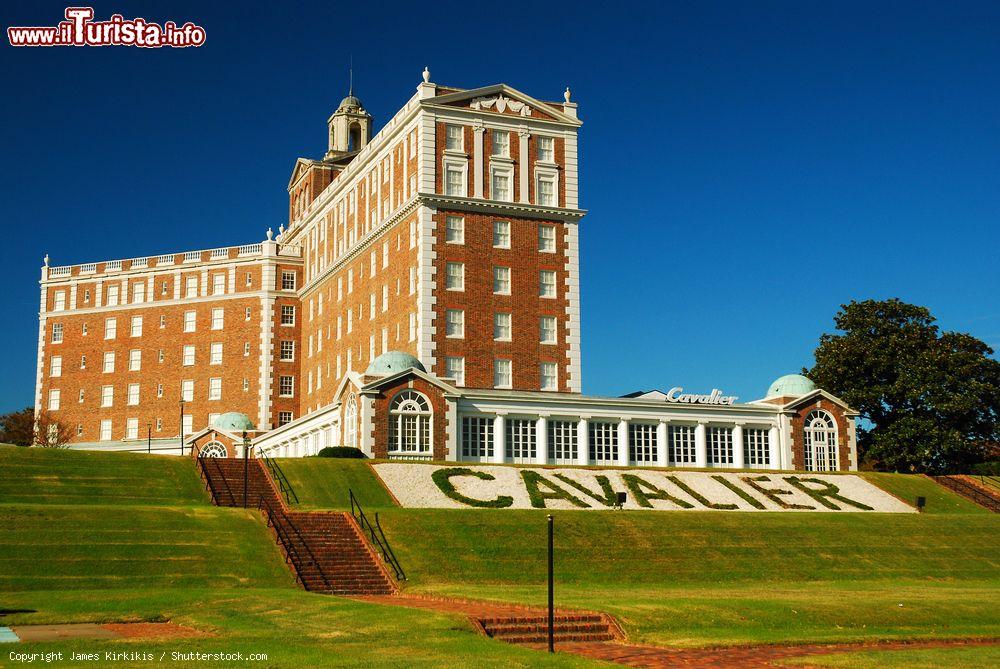 Immagine Il Cavalier Hotel a Virginia Beach, Virginia (USA). E' uno dei pochi grandi hotel rimasti in questa cittadina di mare - © James Kirkikis / Shutterstock.com