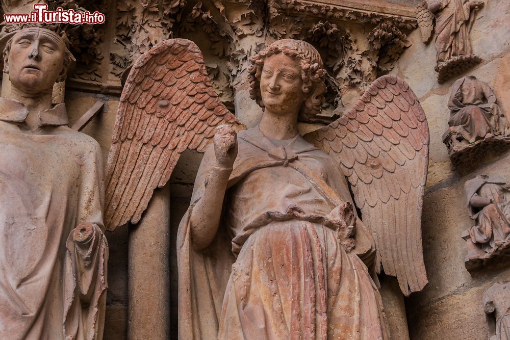 Immagine Il celebre Angelo Sorridente sulla facciata della cattedrale di Notre-Dame di Reims, Francia.