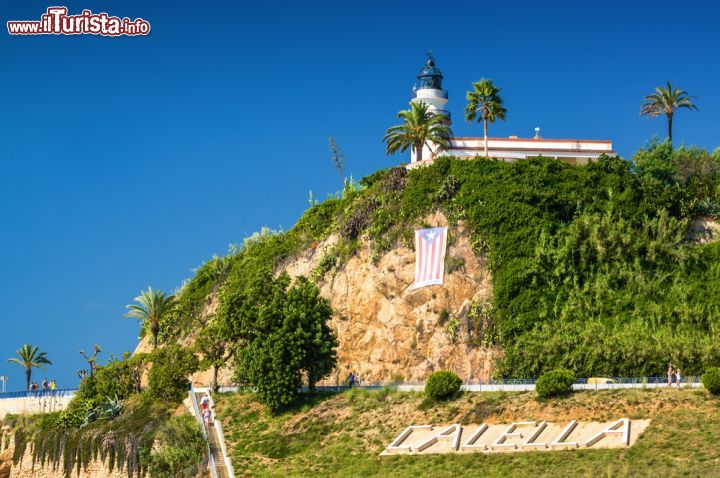 Immagine Il celebre faro di Calella, nei pressi di Barcellona, visto dalla spiaggia (Spagna) - © Yuriy Biryukov