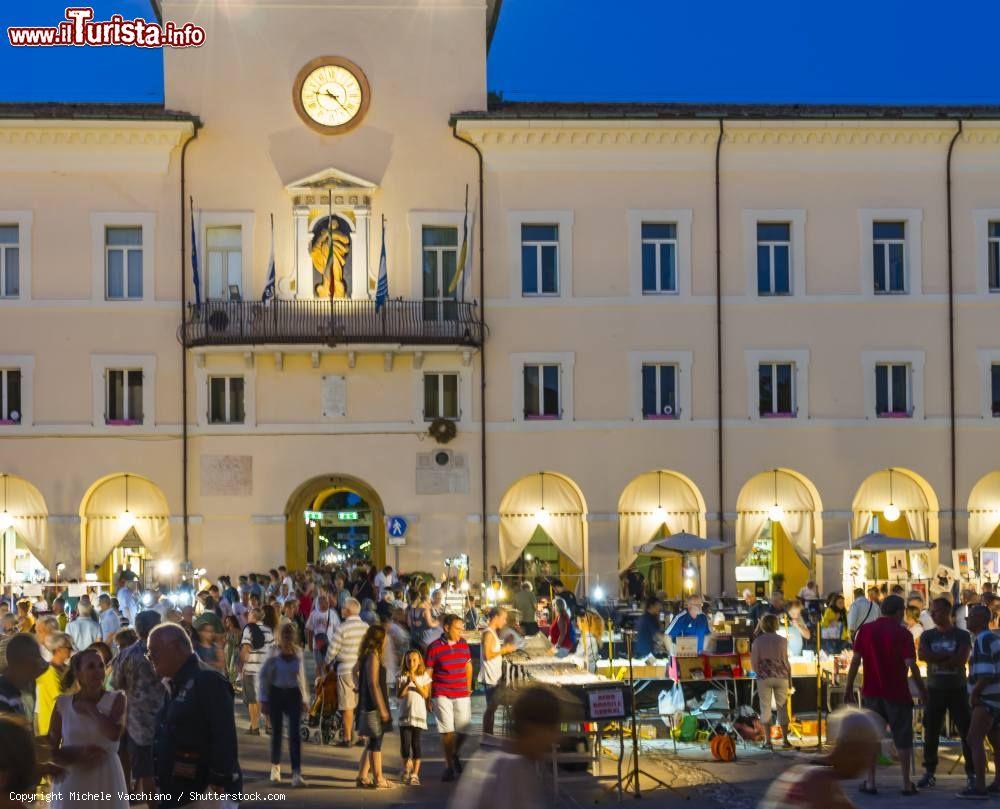 Immagine Il celebre Mercatino delle Pulci di Cervia, in una sera d'estate - © Michele Vacchiano / Shutterstock.com