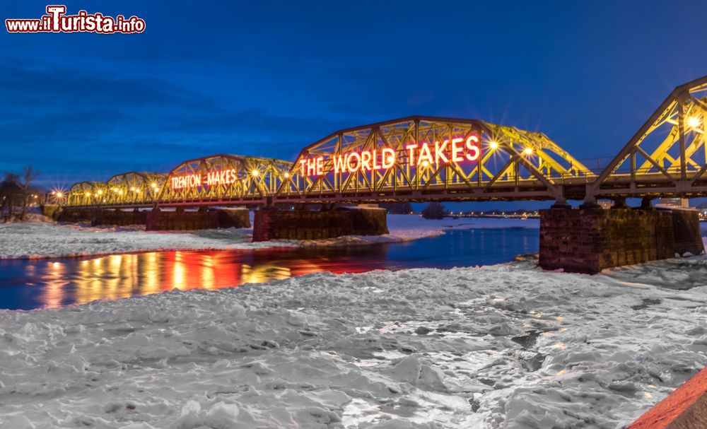 Immagine Il celebre ponte "Trenton Makes The World Takes", New Jersey, USA. Comunemente chiamato Lower Fee Bridge, questo ponte a pedaggio è a due corsie e attraversa il fiume Delaware.